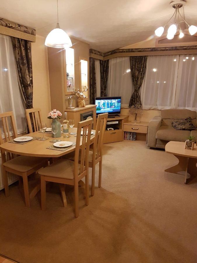 Caravan For Rent At Tattershall Holiday Park Bagian luar foto